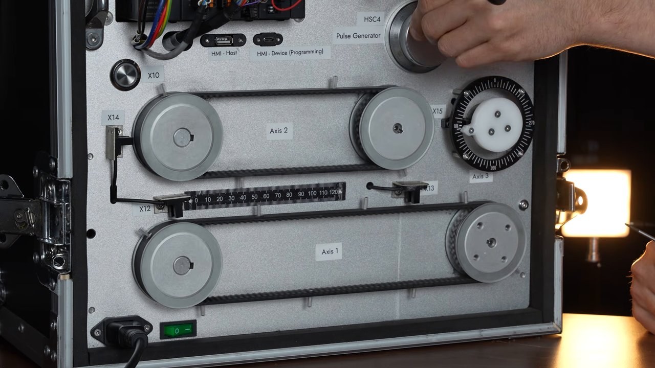 Symulacja taśmy produkcyjnej z czujnikiem i krzywką elektroniczną