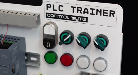 Stanowisko szkoleniowe PLC ControlByte z przyciskami, przelacznikami i lampkami sygnalizacyjnymi