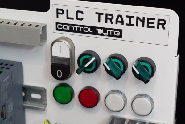 Stanowisko szkoleniowe PLC ControlByte z przyciskami, przelacznikami i lampkami sygnalizacyjnymi