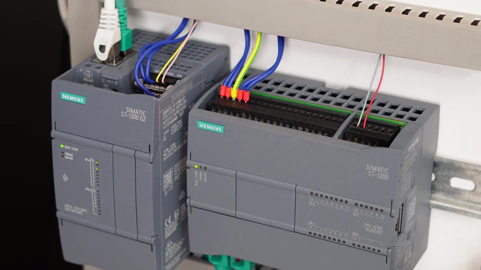 Dwa sterowniki Siemens SIMATIC S7-1200 generacji 1 i 2 na stanowisku szkoleniowym PLC
