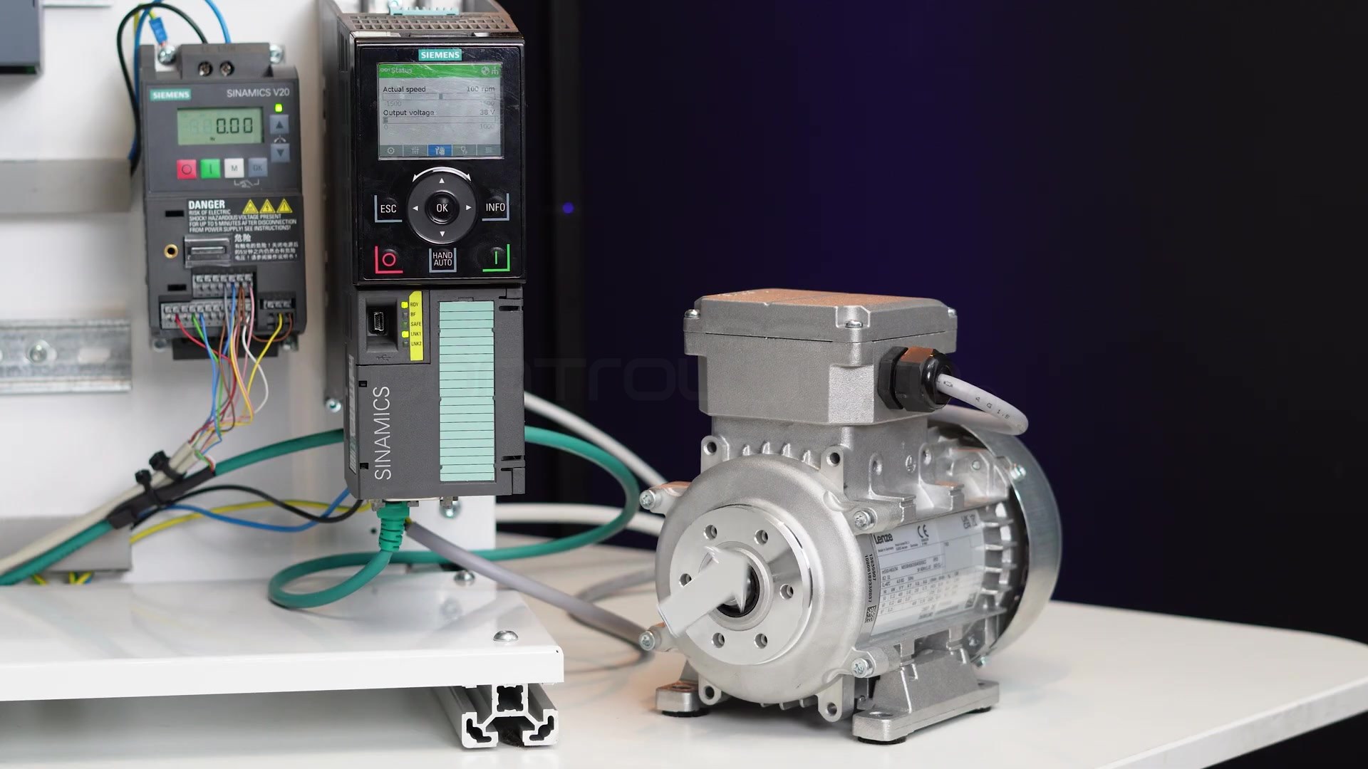 Falownik Siemens SINAMICS V20 i silnik do testów aplikacji napędowych na stanowisku PLC