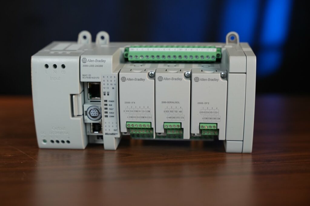 Kompletne stanowisko ze sterownikiem Micro850 2080-L50E - zasilacz, sterownik i trzy moduły plug-in