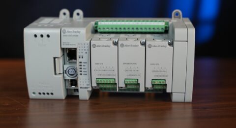 Kompletne stanowisko ze sterownikiem Micro850 2080-L50E - zasilacz, sterownik i trzy moduły plug-in