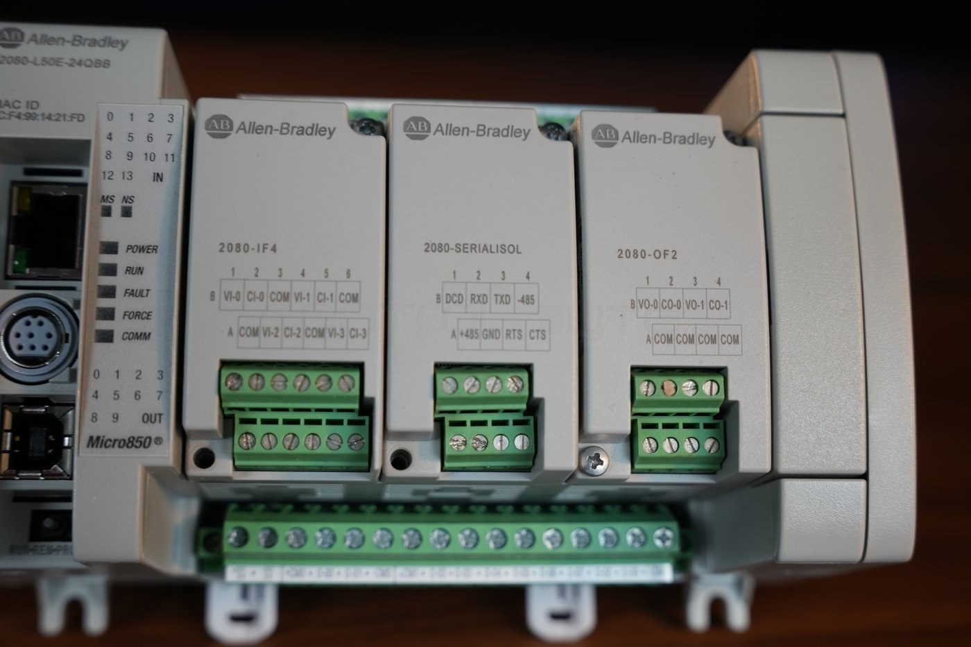 Trzy moduły plug-in Micro850 - 2080-IF4, 2080-SERIALISOL i 2080-OF2 z opisami zacisków