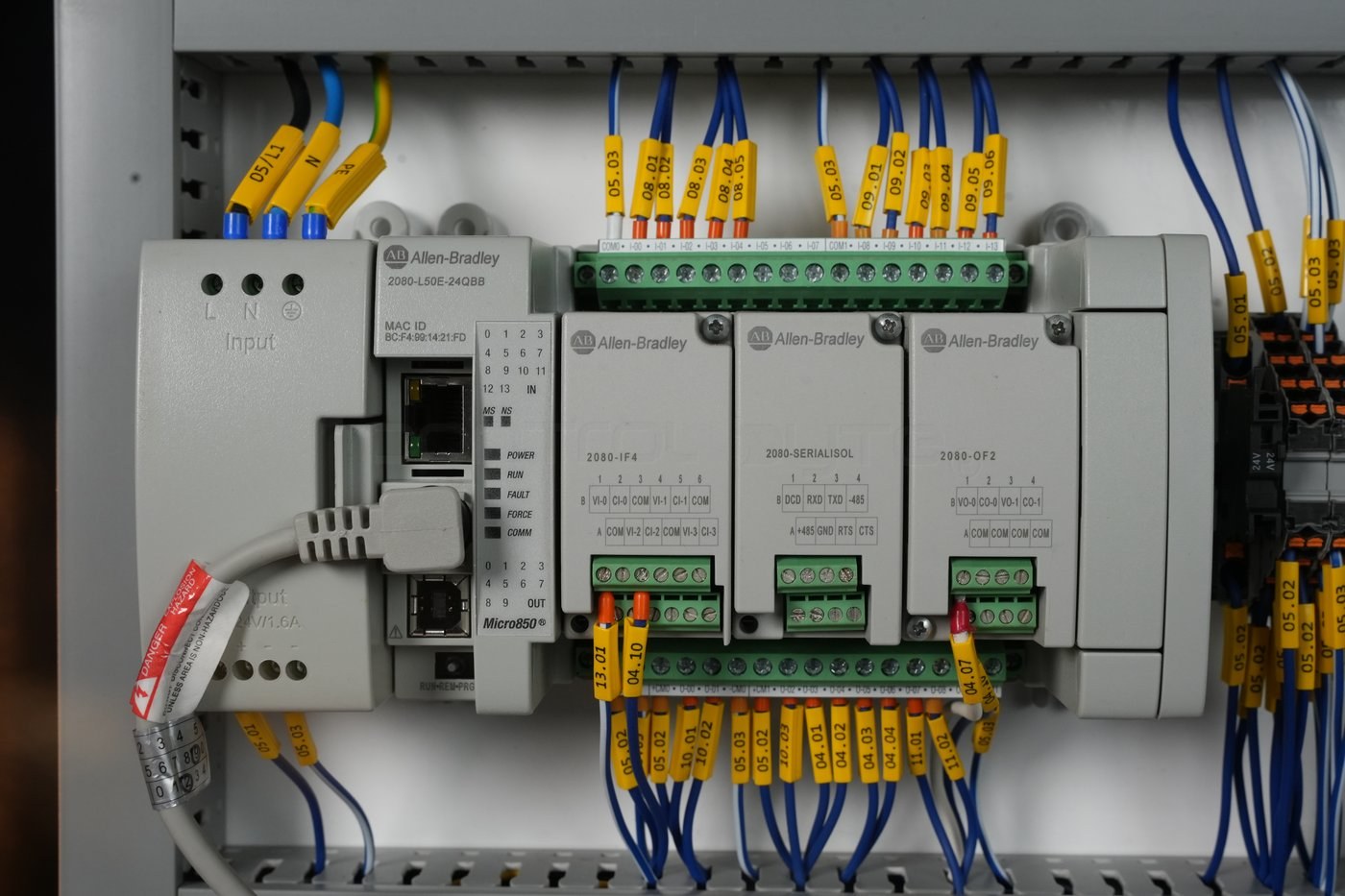 Sterownik Allen-Bradley Micro850 z modułami plug-in 2080-IF4, 2080-SERIALISOL i 2080-OF2
