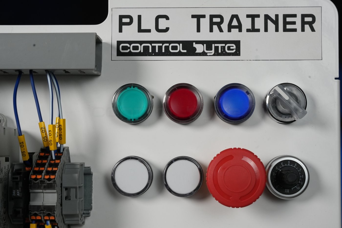 Panel operatorski PLC Trainer ControlByte z podświetlanymi przyciskami, przełącznikiem, potencjometrem i wyłącznikiem awaryjnym