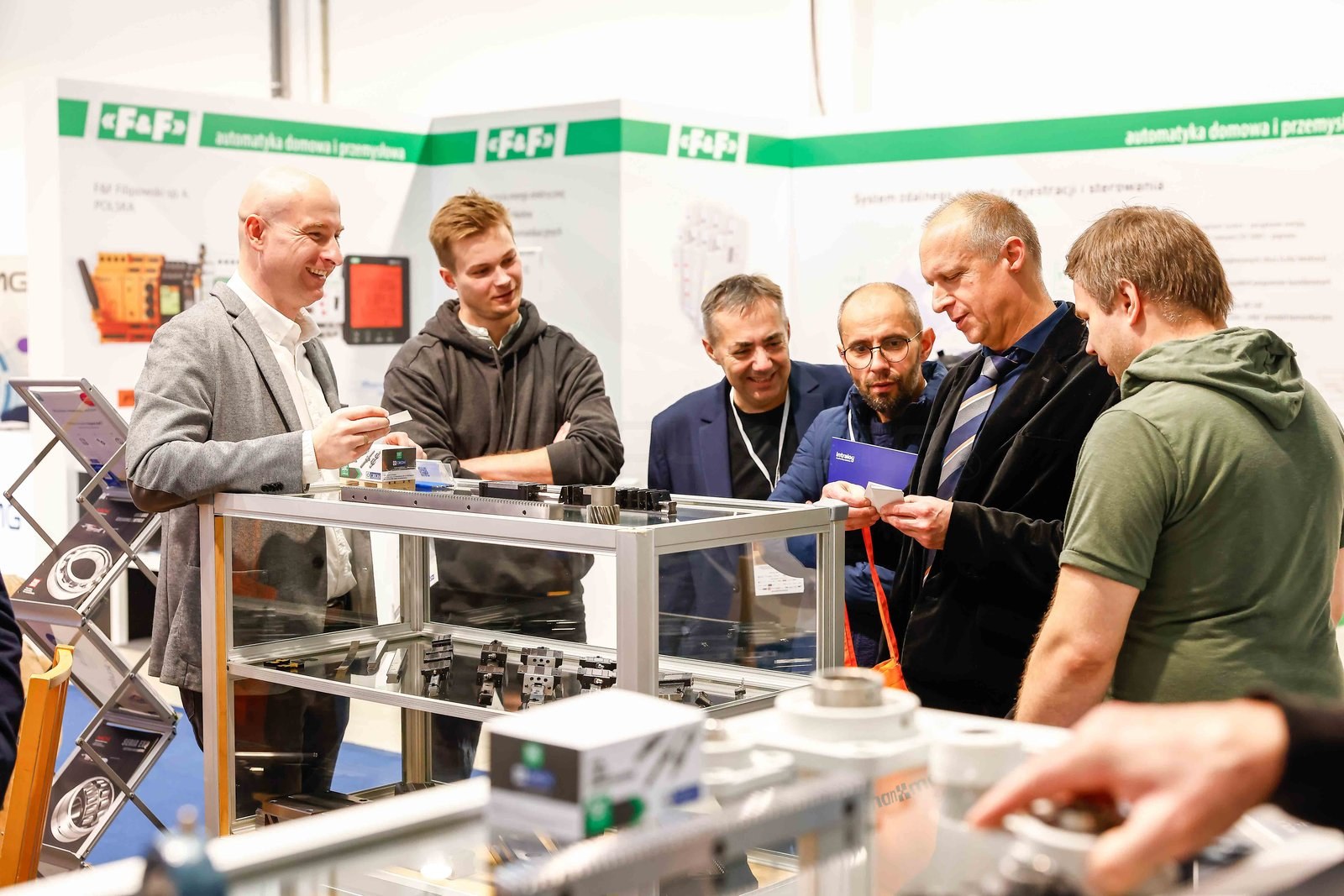 Rozmowy na stoisku podczas Warsaw Industry Week w Ptak Warsaw Expo