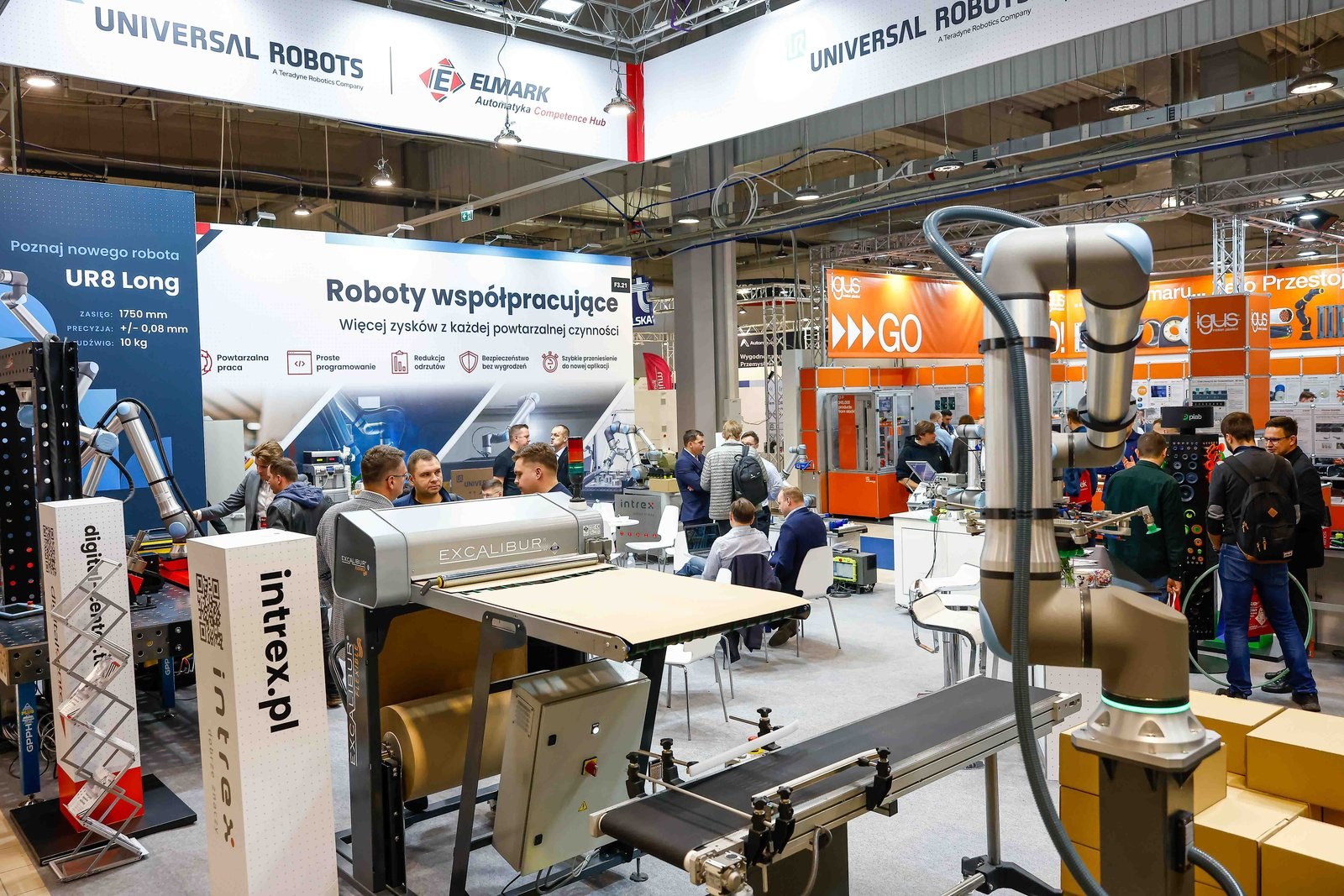 Roboty współpracujące Universal Robots na stoisku Elmark Automatyka — sektor robotyki na Warsaw Industry Week