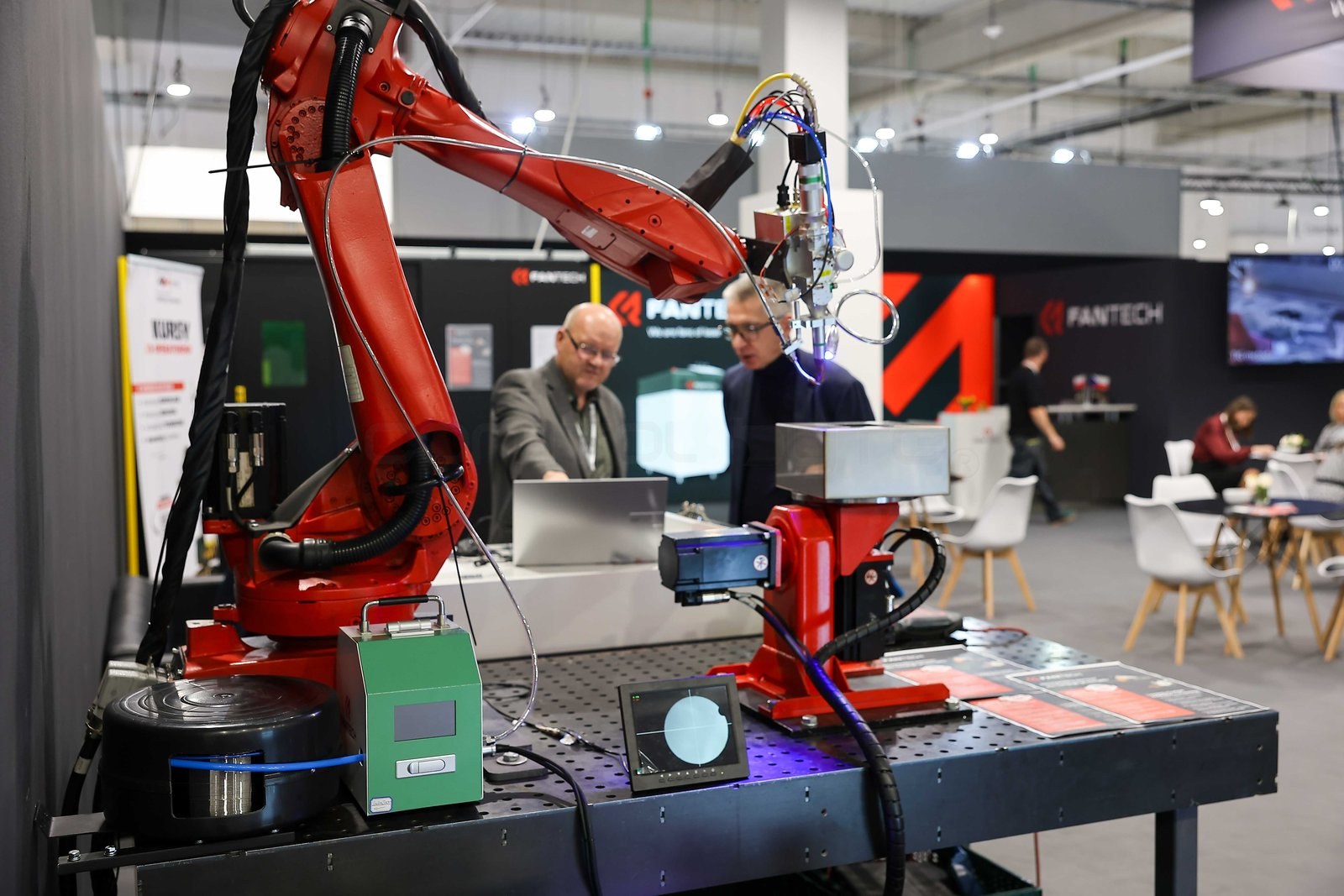 Robot przemysłowy z głowicą laserową prezentowany na stoisku Fantech