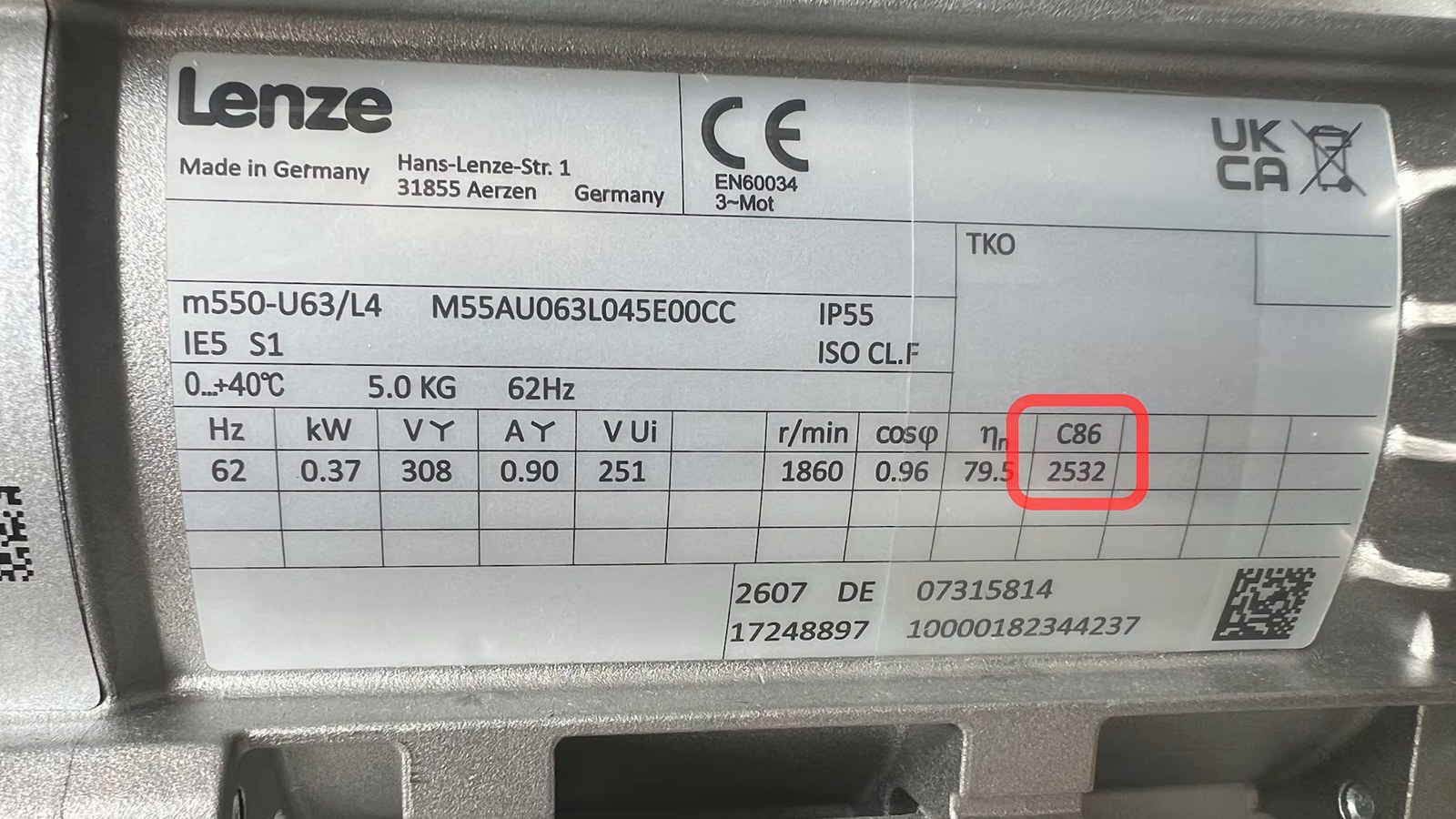Parametr C86 na tabliczce znamionowej silnika IE5 Lenze — u nas 2532