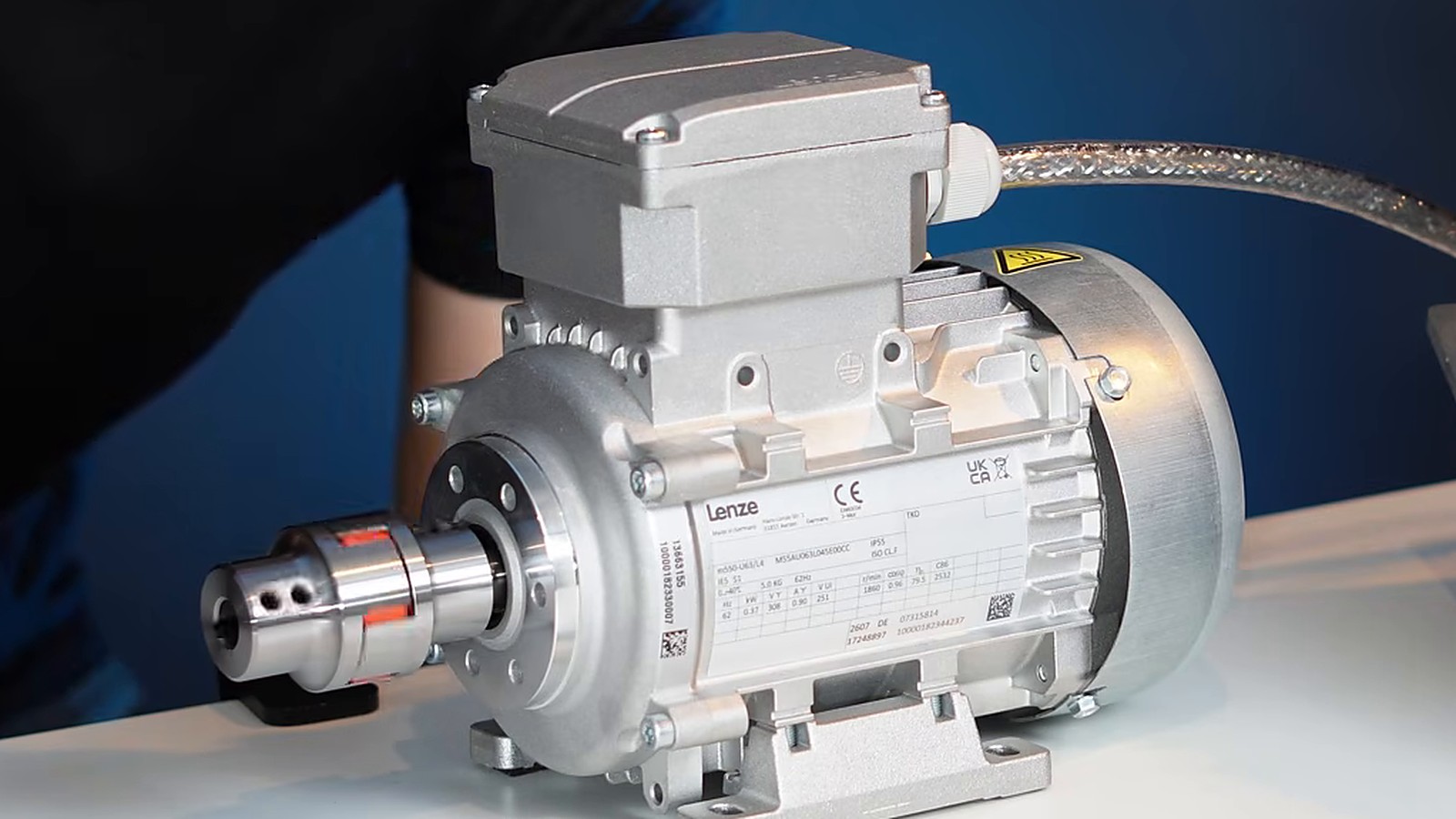 Silnik IE5 Lenze: 50 Hz i prąd 0,0 A — jak to możliwe?