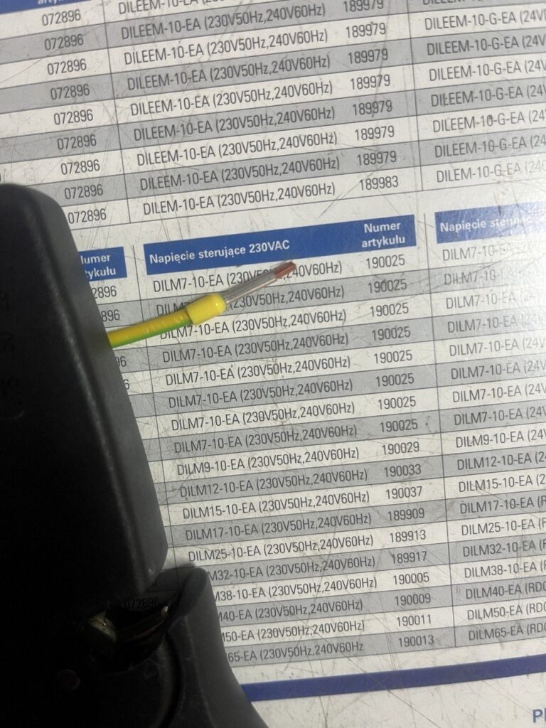 Zbyt długi odizolowany odcinek z odsłoniętą miedzią za kołnierzem