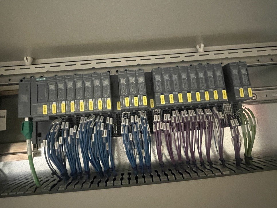 System Siemens ET 200SP z modułami I/O i wtykowymi zaciskami