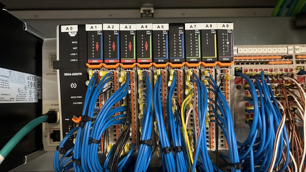 Wyspa I/O Allen-Bradley z uporządkowanym okablowaniem sygnałowym