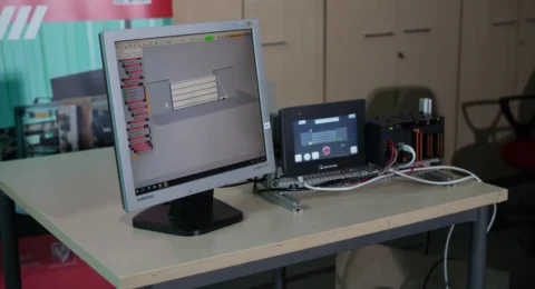 Stanowisko z cyfrowym bliźniakiem bramy w Simultus, panelem HMI Weintek i sterownikiem PLC FATEK