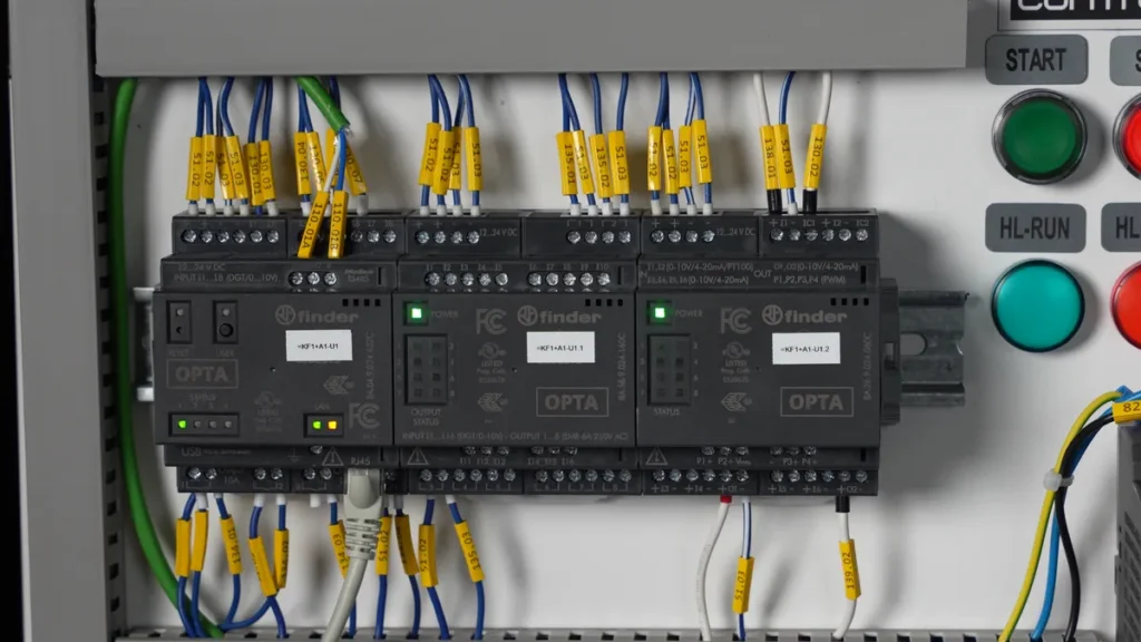 Sterowniki Finder OPTA na szynie DIN w stanowisku PLC Trainer