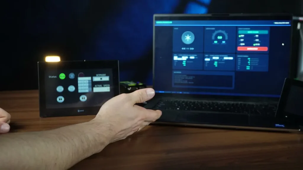 Panel IDEC FT2J sterujący po Modbus RTU symulatorem falownika Sinamics V20 na laptopie