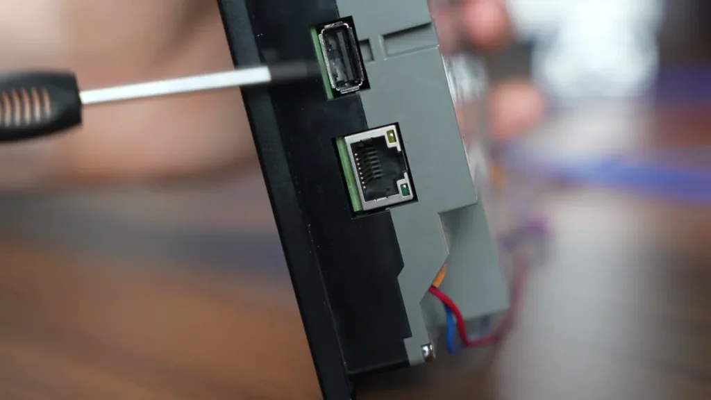 Port USB i port Ethernet RJ45 w panelu HMI z PLC IDEC FT2J