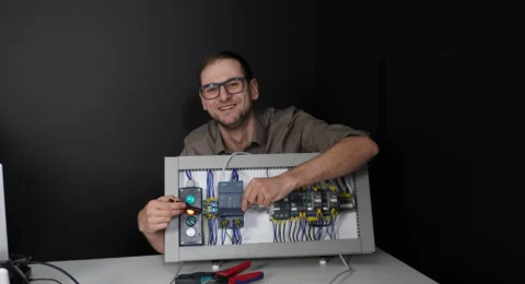 Automatyk ControlByte przy okablowanej szafce ze sterownikiem PLC