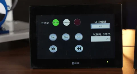 Panel HMI z wbudowanym PLC IDEC FT2J z ekranem Start, Stop, Setpoint i Actual Speed