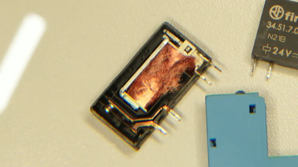 Zbliżenie miniaturowego przekaźnika 34.51 stosowanego w modułach serii 39
