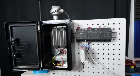 Stanowisko regulatora temperatury PID: Finder OPTA, skrzynka z nagrzewnicą i czujnik PT100