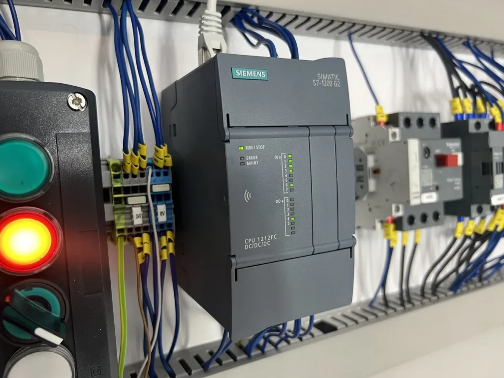 Front sterownika Siemens S7-1200 G2 CPU 1212FC DC/DC/DC z diodami RUN/STOP, ERROR, MAINT i symbolem NFC