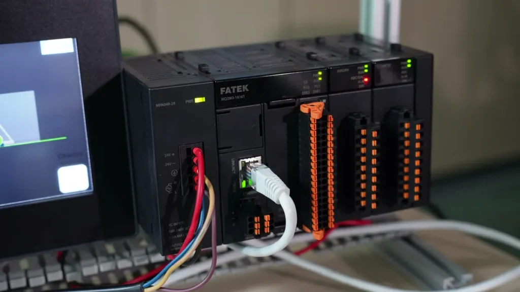 Sterownik PLC FATEK serii M połączony przez Ethernet z symulacją Simultus