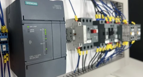 Regulator PID w sterowniku PLC Siemens S7-1200 G2 w szafie sterowniczej