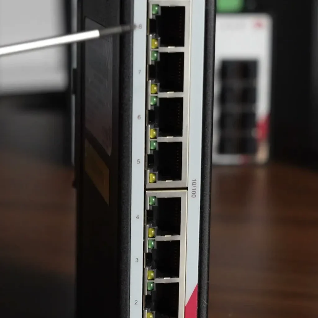 Porty RJ45 10/100 niezarządzalnego switcha przemysłowego COMPARTA ETU-0800 z diodami link