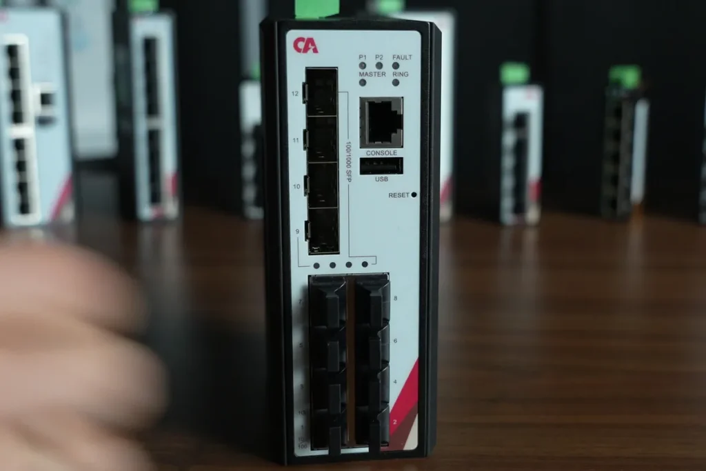 Zarządzalny switch gigabitowy COMPARTA EGM-1204-SFP z 4 slotami SFP, portem konsoli i USB