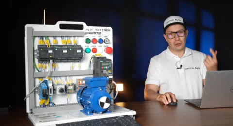 Szymon z ControlByte przy stanowisku PLC Trainer ze sterownikiem Finder OPTA
