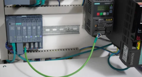 Utrzymanie ruchu - szafa sterownicza z Siemens ET 200SP i falownikami SINAMICS