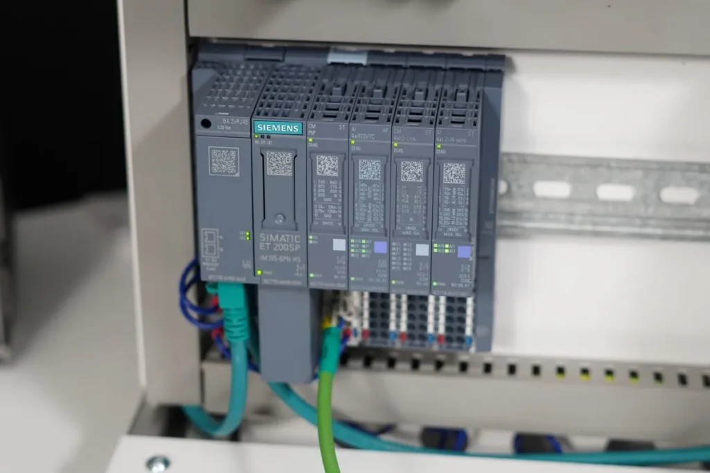 Wyspa oddalonych wejść/wyjść Siemens ET 200SP z diodami diagnostycznymi modułów